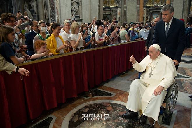 프란치스코 교황이 지난 5일(현지시간) 성베드로 성당에서 열린 미사에 참석해 신자들과 인사를 나누고 있다. | EPA연합뉴스