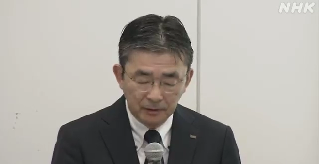 다카하시 도모코 KDDI 사장이 3일 기자회견을 열고 통신장애에 대해 사과하고 있다./NHK뉴스화면