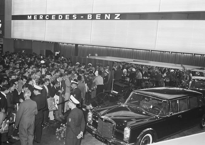 1963년 9월 독일 프랑크푸르트모터쇼에 운집한 관람객들. 메르세데스 벤츠 제공