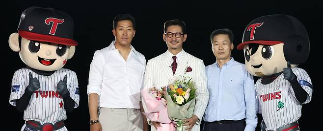 김용수·이병규…영구결번 ‘전설’들과 함께 박용택(가운데)이 3일 잠실구장에서 열린 영구결번식에서 LG의 기존 영구결번 주인공인 이병규 코치(왼쪽)와 김용수 전 코치에게 꽃다발을 받은 뒤 기념촬영을 하고 있다. 연합뉴스