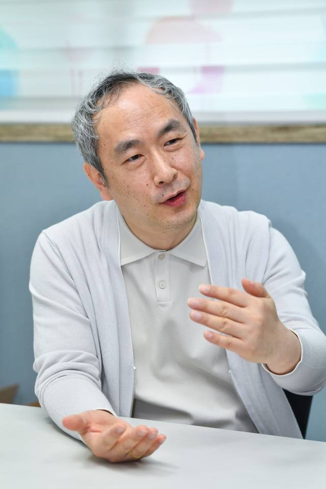 최의헌 박사가 지난 1일 서울 마포구 연세로뎀정신건강의학과의원에서 한국교회에 대해 이야기 하고 있다. 신석현 포토그래퍼