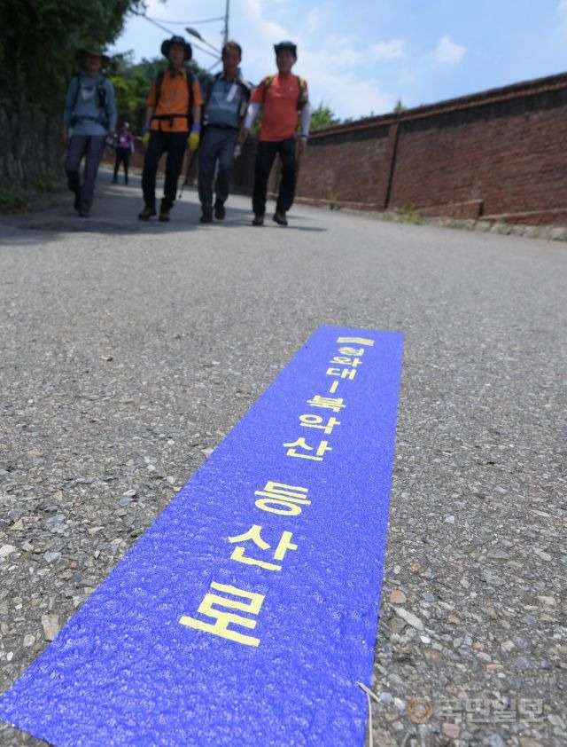 3일 서울 종로구 삼청동 헌법재판소장 공관 앞 북악산 등산로가 재개방 되어 있다.