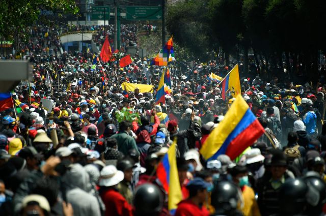 연료비 인하를 요구하며 열흘째 반정부 시위를 이어나가고 있는 에콰도르 원주민들이 지난 6월 22일(현지시간) 수도 키토의 한 공원에서 행진하고 있다. AFP연합뉴스
