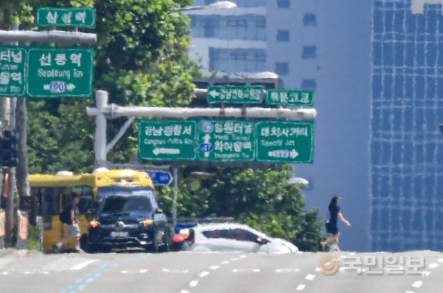 3일 서울 강남구 영동대로에 피어난 아지랑이로 간판의 글자가 분간하기 어렵다.