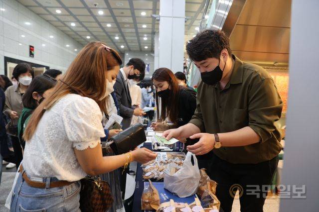 서울 오륜교회(김은호 목사) 램넌트 청년국 성도들이 지난달 교회 내 각 공간에서 진행된 플리마켓에서 탈북민 목회자들을 돕기 위해 후원 물품을 판매하고 있다. 오륜교회 제공