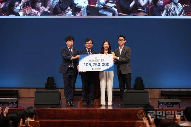 서울 오륜교회(김은호 목사) 램넌트 청년국 성도들이 지난 1일 열린 금요기도회 시간에 김권능(북한기독교총연합회장·왼쪽 두 번째) 목사에게 탈북민 목회자 돕기 후원금을 전달하고 있다. 오륜교회