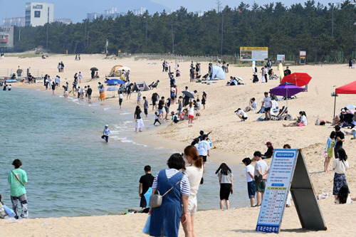 강원 강릉시 강문해변을 찾은 관광객과 시민들이 시원한 바닷바람을 맞으며 무더위를 식히고 있다. [사진 출처 = 연합뉴스]