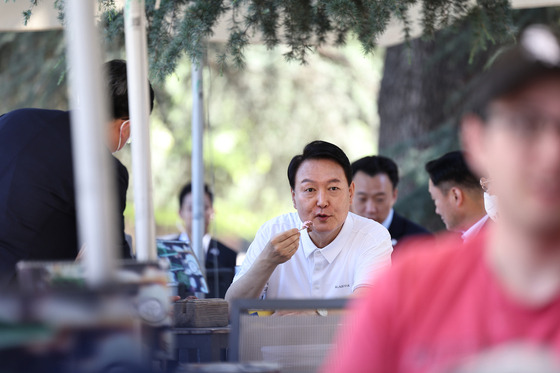 대통령실이 3일 윤석열 대통령과 김건희 여사의 나토(NATO·북대서양조약기구) 정상회의 순방 사진을 추가 공개했다. 사진은 스페인 마드리드 현지 숙소 인근에서 아이스크림을 먹는 윤 대통령의 모습. (대통령실 제공) /사진=뉴스1