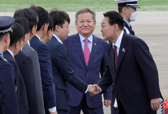 윤석열 대통령이 3박5일 동안 스페인 마드리드에서 열린 나토(NATO·북대서양조약기구) 정상회의 첫 순방을 마치고 김건희 여사와 1일 경기 성남 서울공항에 도착해 마중나온 이준석 국민의힘 대표와 악수하고 있다. (대통령실사진기자단) /사진=뉴스1