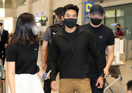 (인천공항=뉴스1) 박세연 기자 = 우크라이나 국제 의용군으로 참전한 유튜버 이근(38) 전 대한민국 해군 특수전전단(UDT/SEAL) 대위가 27일 인천공항을 통해 귀국하고 있다. 2022.5.27/뉴스1