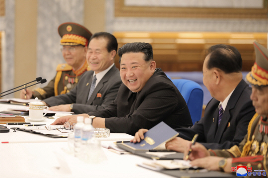 김정은 북한 국무위원장이 지난달 22일 노동당 중앙군사위원회 확대회의를 주재하며 활짝 웃고있다. 연합뉴스