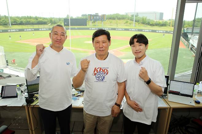 2일 퓨처스 리그 LG-고양 경기 중계에 참여한 스포티비 정성훈 해설위원(왼쪽부터), KBO  허구연 총재, 이무형 캐스터. KBO