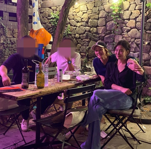 Actor Kim Sung-ryung announced his beautiful farewell to his agency for 11 years.Kim Sung-ryung recently posted on his social media that he has been running for half a year. Time is fast. Weve been together for 11 years.Kim Sung-ryung in the photo, which was released together, is gathering together with actor Park Hyo-joo and his family members of Wywon Entertainment, and is taking a friendly pose in a friendly atmosphere.Kim Sung-ryung said, We will go our own way after the last 11 years of CEO Kim OO of Wywon Entertainment and Yoon OO. He said he decided to finish his relationship with his agency Wywon Entertainment and go his own way.He added, I always support you anytime, no matter when you are in a hurry. I have been so grateful for you.On the other hand, Kim Sung-ryung has been in a relationship for 11 years from Kims aforementioned Kim and Yeom Entertainment to Wywon Entertainment.Kim Sung-ryung Instagram