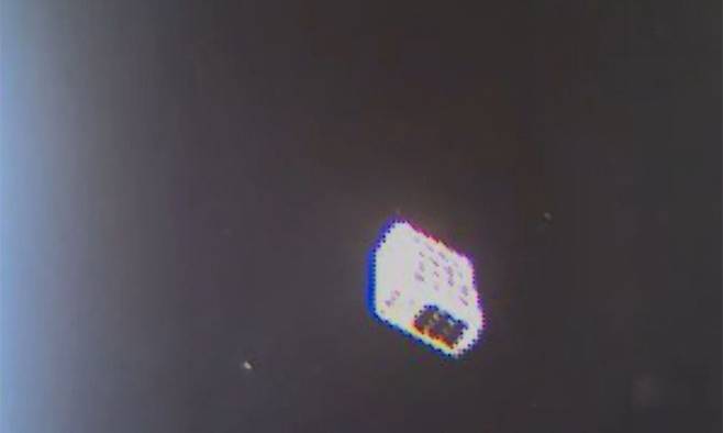 한국형 발사체 누리호(KSLV-Ⅱ)에 실려 궤도에 올라간 성능검증위성으로부터 조선대 학생팀이 만든 큐브위성이 성공적으로 사출됐다. 사진은 성능검증위성에서 사출된 조선대 큐브위성. 과기정통부 제공 영상 캡처