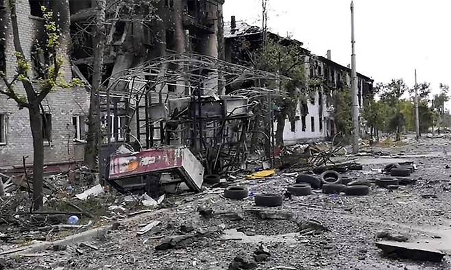 3일(현지시간) 우크라이나 루한스크 지역의 리시찬스크에서 포격에 의해 손상된 건물들 잔해가 보인다. AP연합뉴스