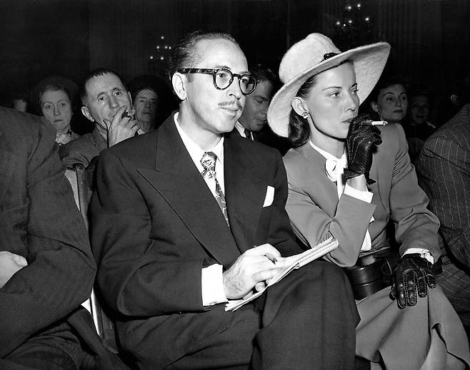 1947년 10월28일 미국 하원 청문회 ‘반미 활동 조사 위원회’에 참석한 돌턴 트럼보(왼쪽)와 부인 클레오 베스 핀처. ⓒAP Photo