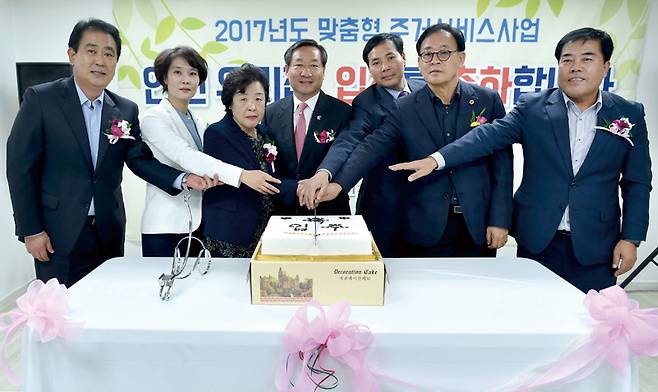 2017년 10월26일 당시 유정복 인천시장이 '인현동 구임대주택 입주식'에서 축하 케이크를 자르고 있다. ⓒ인천시 제공