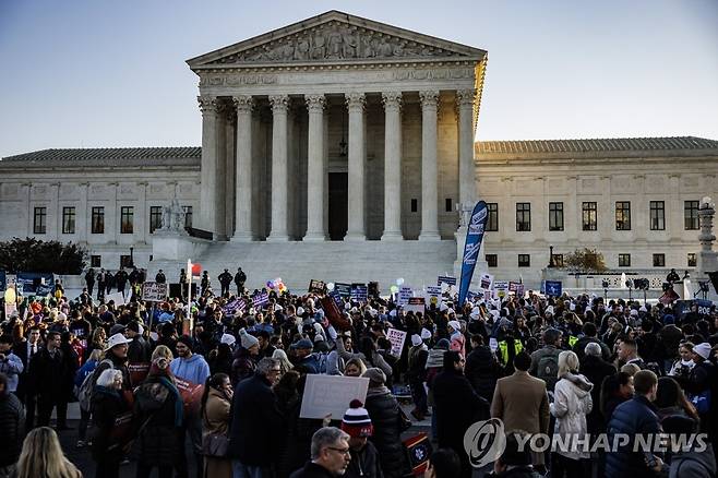 미 연방대법원 앞에서 낙태권 찬반 시위하는 활동가들 [EPA 연합뉴스 자료사진]