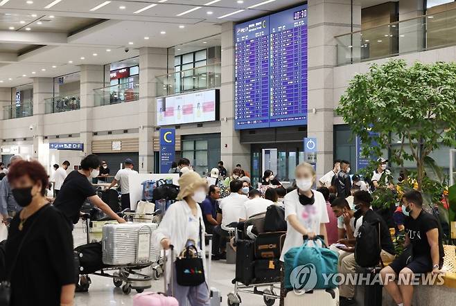 붐비는 인천공항 1터미널 입국장 (영종도=연합뉴스) 임헌정 기자 = 30일 영종도 인천국제공항 제1여객터미널 입국장이 붐비고 있다. 2022.6.30 kane@yna.co.kr