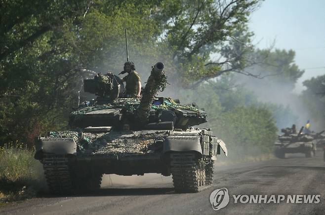 돈바스 전투에 나선 우크라이나 전차 [AFP 연합뉴스 자료사진. DB 및 재판매 금지]