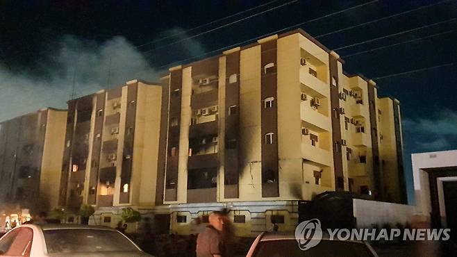 생활고에 분노한 시민들의 손에 불에 탄 리비아 의회 건물. [AFP 연합뉴스 자료사진. 재판매 및 DB 금지]