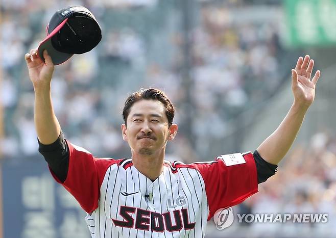 팬들과 함께한 은퇴식 (서울=연합뉴스) 신준희 기자 = 박용택 야구 해설위원이 3일 잠실야구장에서 프로야구 LG와 롯데의 경기 시작 전 열린 은퇴식에서 팬들을 향해 인사하고 있다.  
    LG 구단은 신종 코로나바이러스 감염증(코로나19) 확산세가 수그러들어 팬들이 제한 없이 야구장을 찾은 올해에 박용택의 공식 은퇴식을 마련했다. 2022.7.3 hama@yna.co.kr