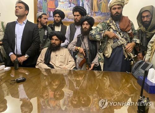 작년 8월 아프간 대통령실을 장악한 탈레반 조직원들 [AP 연합뉴스 자료사진. DB 및 재판매 금지]