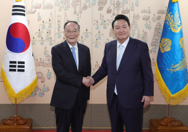 윤석열 대통령이 10일 오후 서울 용산 대통령 집무실 앞에서 왕치산 중국 국가 부주석과 기념촬영을 하고 있다. (사진=연합뉴스)