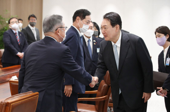 윤석열 대통령이 4일 오후 서울 용산 대통령실 청사에서 일본의 기업인 단체 게이단렌(경제단체연합회) 대표단을 접견하고 있다. (사진=연합뉴스)