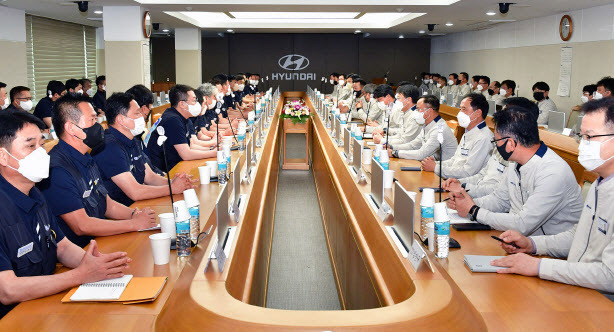 현대자동차 노사는 지난 5월 10일 울산공장 본관 동행룸에서 교섭대표 60여 명이 참석한 가운데 2022년 임금·단체협약 협상 상견례를 가졌다. 현대차 노사 관계자들이 의견을 교환하고 있다. (사진=현대차)