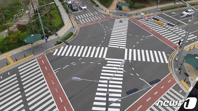 진주 무지개초등학교 앞 교차로에 대각선 횡단보도가 설치됐다. © 뉴스1