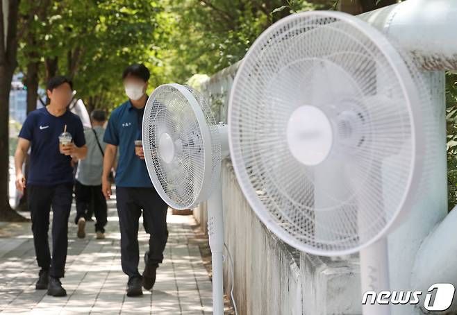 폭염이 계속된 3일 서울 서초구 서울회생법원 앞에서 열린 한 집회 현장에 선풍기가 놓여 있다. 2022.7.3/뉴스1 © News1 이성철 기자