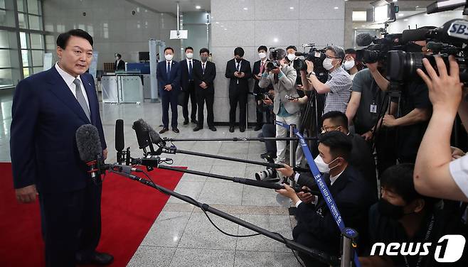 윤석열 대통령이 24일 오전 용산 대통령실 청사로 출근하며 취재진과 약식회견을 하고 있다. (대통령실사진기자단) 2022.6.24/뉴스1 © News1 오대일 기자