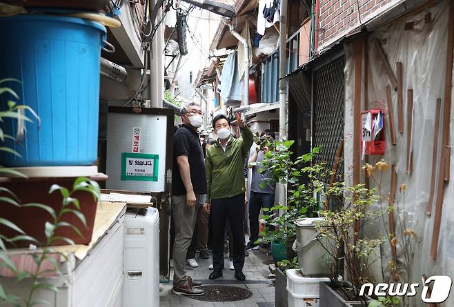 오세훈 서울시장이 지난달 29일 오후 서울 종로구 돈의동 쪽방촌을 찾아 폭염 대책을 점검하고 있다. /뉴스1 © News1 신웅수 기자