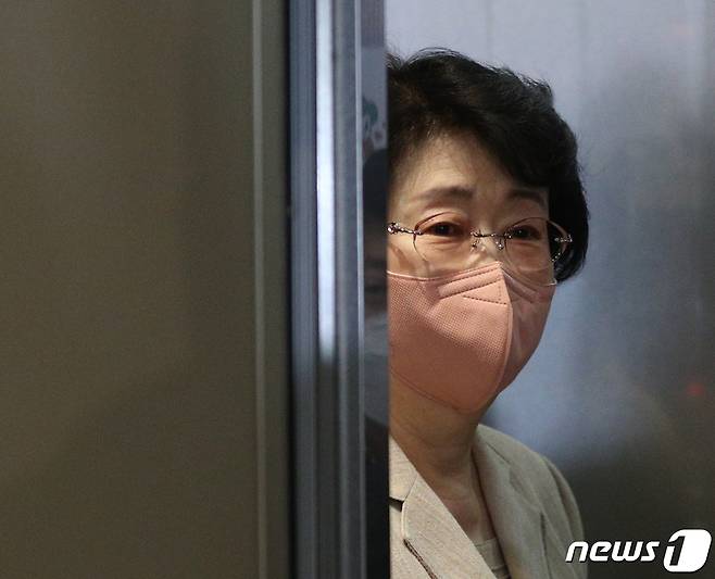 김승희 보건복지부 장관 후보자가 30일 오후 서울 서대문구 국민연금공단 서울북부지역본부에 마련된 인사청문회 준비 사무실로 출근하고 있다. 2022.5.30/뉴스1 © News1 신웅수 기자