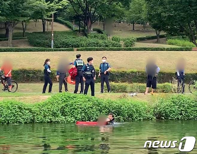 3일 오후 2시28분쯤 대구 금호강 동촌유원지에서 119시민수상구조대가 물에 빠진 10대 소녀를 구조하고 있다. (대구소방본부 제공) 2022.7.3© 뉴스1