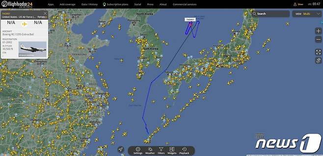 일본 오키나와현 소재 주일미군 가데나 공군기지에 배치돼 있는 RC-135S '코브라볼' 정찰기가 4일 오전 동해 상공에서 임무를 수행했다. (플라이트레이더24 캡처) © 뉴스1