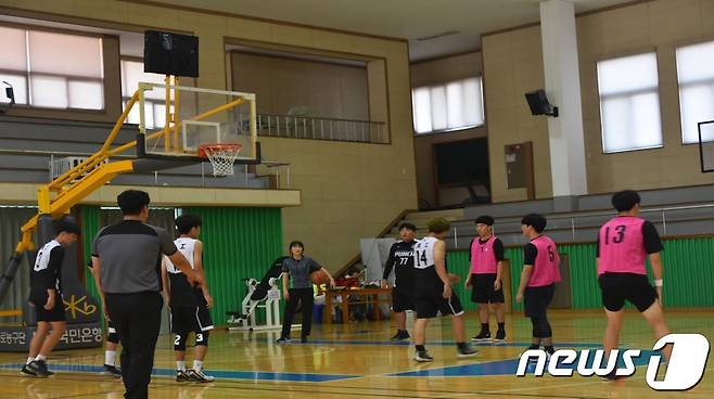충북도체육회가 주최하는 도내고교클럽대항 농구대회 경기 모습.(충북도체육회 제공).2022.7.4/© 뉴스1