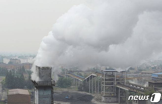 중국 안후이성 허페이에서 한 공장이 가동 중이다. © 로이터=뉴스1 © News1 정윤영 기자