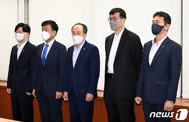 추경호 경제부총리 겸 기획재정부 장관이 4일 오전 서울 중구 은행회관에서 열린 경제부총리 주재 금융당국 조찬간담회에서 기념 촬영을 하고 있다. 왼쪽부터 김소영 금융위원회 부위원장, 최상목 대통령비서실 경제수석, 추 부총리, 이창용 한국은행 총재, 이복현 금융감독원 원장. 2022.7.4/뉴스1