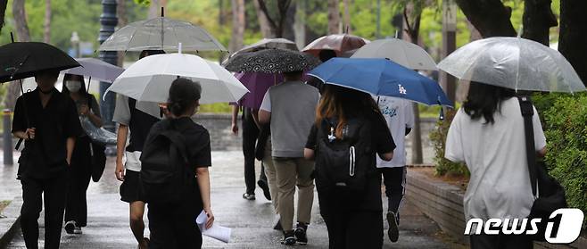 전북 전주시 전북대학교에서 우산을 쓴 학생들이 교정을 걷고 있다. /뉴스1 © News1 유경석 기자