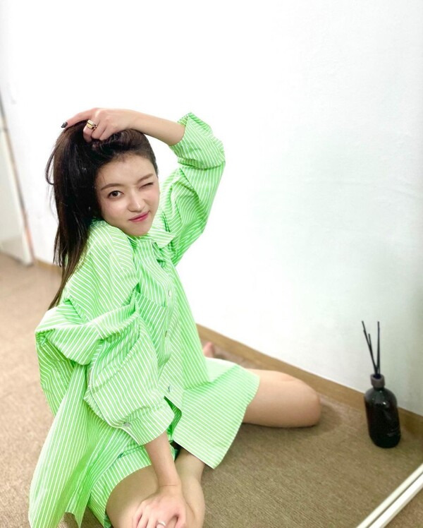 Group Omai Girl YooA has released a youthful visual.On Monday, YooA posted a photo of her in a green costume with an apple-shaped emoticon on her Instagram account.In the photo, YooA sat on the floor in a green striped overfit shirt and shorts, posing like a hair tie.He winked one eye and emphasized his youthful charm, and he boasted a goddess beauty and a delicate body.On the other hand, Ohmy Girl, who belongs to YooA, acted as Real Love in March.