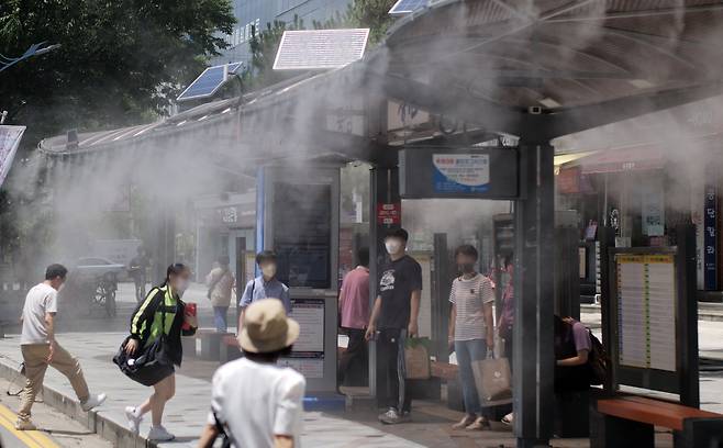 지난달 30일 오후 경남 창원시 성산구의 한 버스정류장에서 폭염 대비 쿨링포그(Cooling Fog) 시스템이 작동하고 있다./연합뉴스