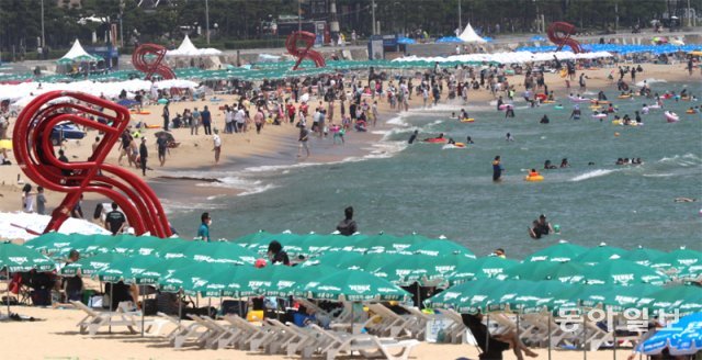 해운대 등 부산 7개 해수욕장과 중문 등 제주 12개 해수욕장 등 남해안 주요 해수욕장이 1일 일제히 개장했다. 사진은 첫 주말인
 2일과 3일 약 10만8000명의 방문객이 몰린 해운대해수욕장의 3일 모습. 부산=박경모 기자 momo@donga.com