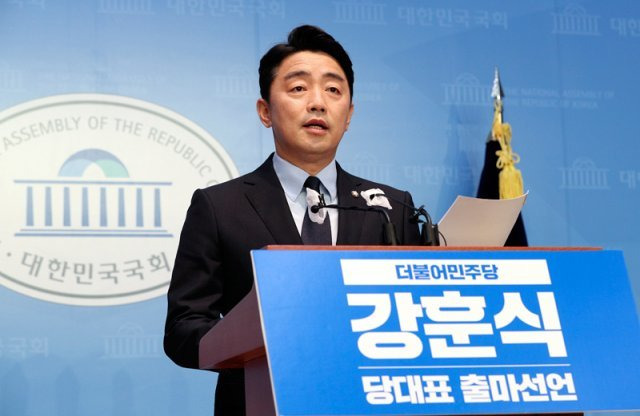 강훈식 더불어민주당 국회의원이 3일 오전 서울 여의도 국회에서 당 대표 출마 기자회견을 하고 있다. 사진공동취재단