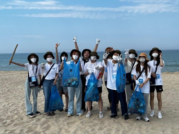 LG생활건강 글로벌에코리더 유스는 지난 3일 동해 망상해변에서 플라스틱 심각성 알리는 비치코밍 캠페인을 진행했다.