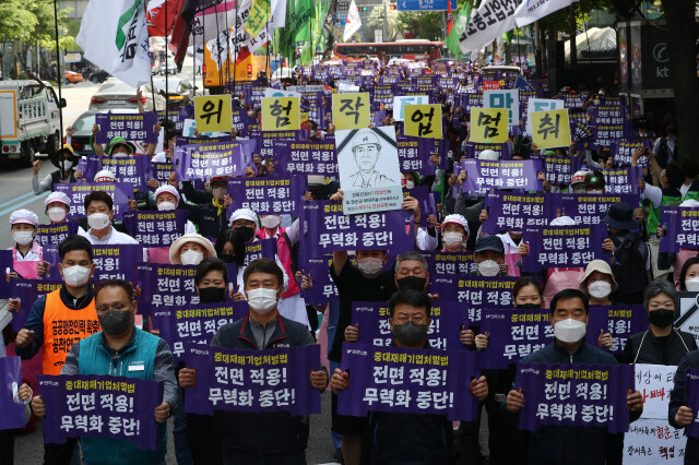 ‘세계 산재사망자 추모의 날’인 지난 4월28일 서울 을지로 서울고용청 앞에서 민주노총 조합원들이 `죽지 않고 일할 권리 쟁취' 민주노총 결의 대회를 열고 중대재해기업 처벌법 무력화를 규탄하는 구호를 외치고 있다. 윤운식 선임기자 yws@hani.co.kr