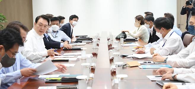 윤석열 대통령이 4일 오전 서울 용산 대통령실에서 수석비서관회의를 주재하고 있다. 윤 대통령은 이 회의 직후 박순애 교육부 장관 후보자 등의 임명을 강행했다. 연합뉴스