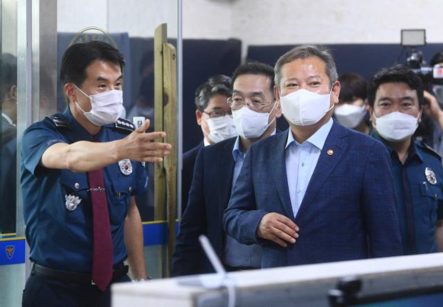 이상민 행정안전부 장관이 1일 오후 서울경찰청 마포경찰서 홍익지구대를 방문하고 있다. 뉴스1