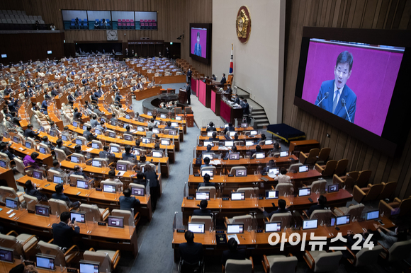 국회의장으로 선출된 김진표 더불어민주당 의원이 4일 오후 서울 여의도 국회 본회의장에서 열린 제398회 국회(임시회) 제1차 본회의에서 소감을 전하고 있다. [사진=김성진 기자]